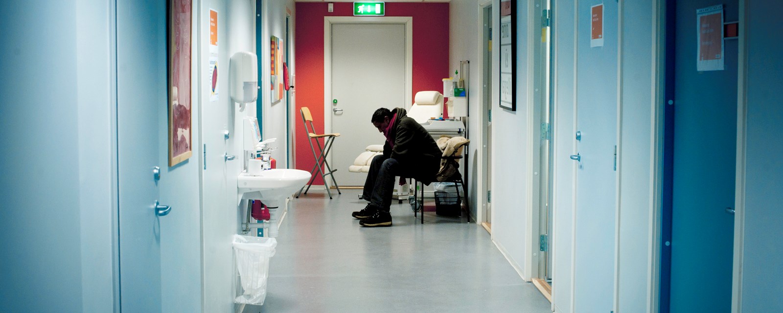 En pasient venter i en sykehusgang