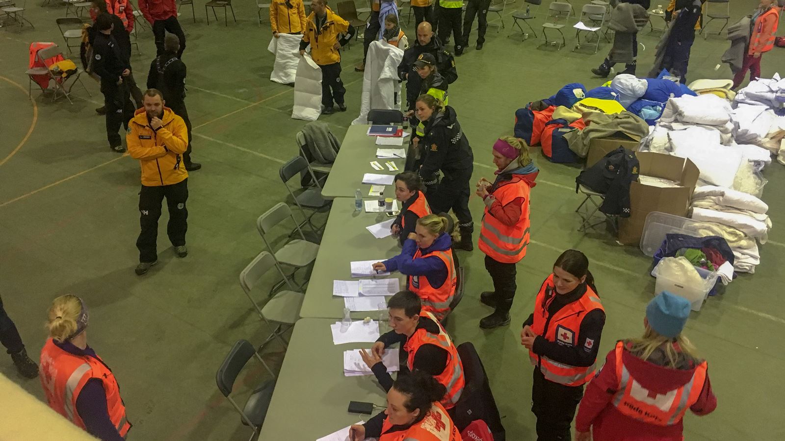 Viser folk i idretts hall evakuering