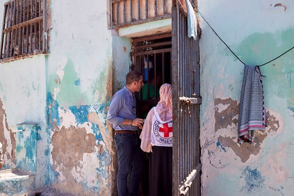 En delegat fra ICRC bringer beskjeder fra familiemedlemmer til fanger i Mogadishu sentralfengsel