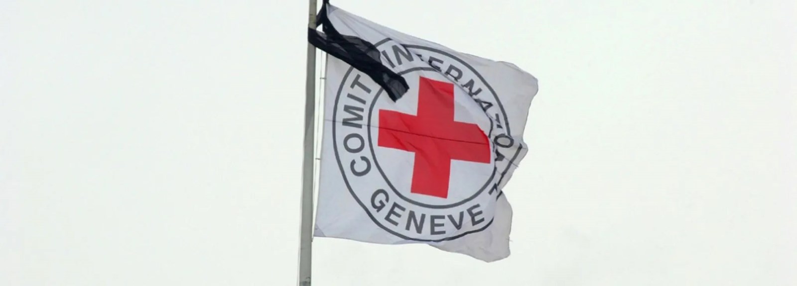 Flagget til ICRC med sørgebånd