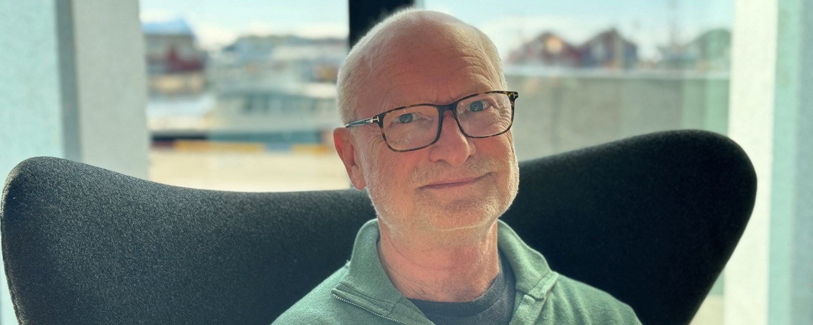 Tom Solli ble pensjonist høsten 2023 og hadde fortsatt mye å gi. Da meldte han seg som frivillig i Bodø Røde Kors som besøksvenn for dem som føler seg ensomme og ønsker noen å prate med.
