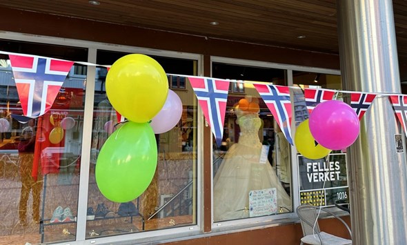 Ballonger og flagg  i gata