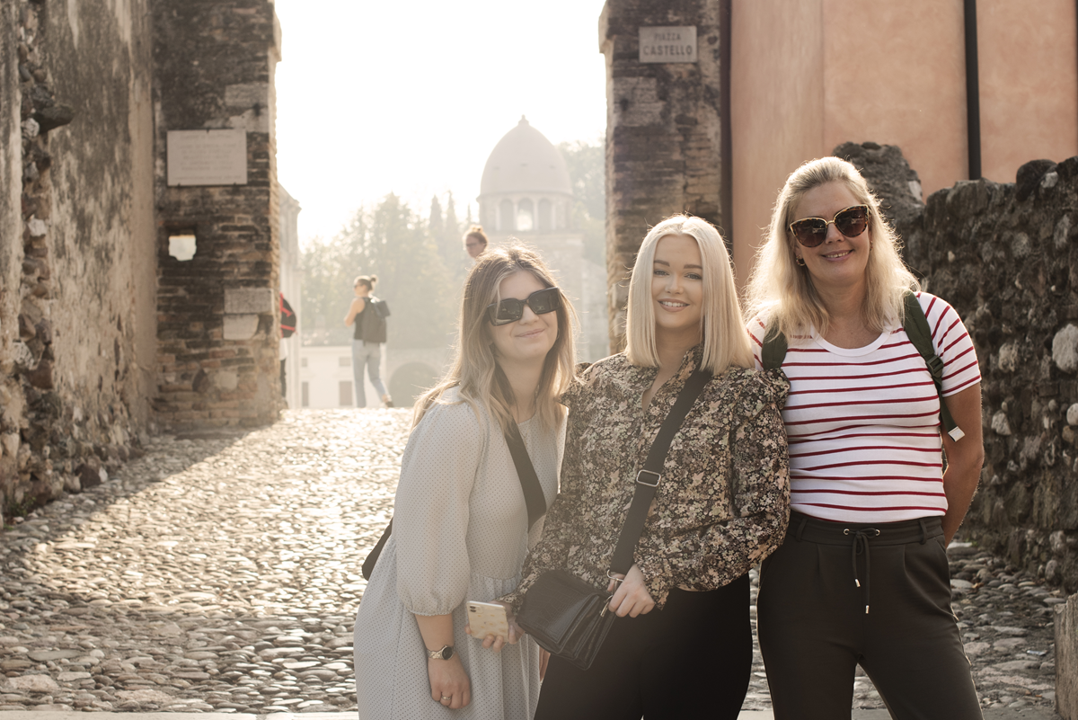 Tre damer står foran porten til Solferino