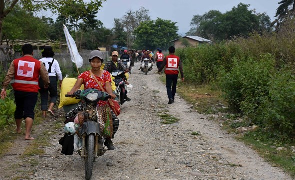 A migrant worker is safely leaving the area of conflict in Awng Lawt village, Myanmar, April 2018 (Photo: Myanmar Red Cross Society). 