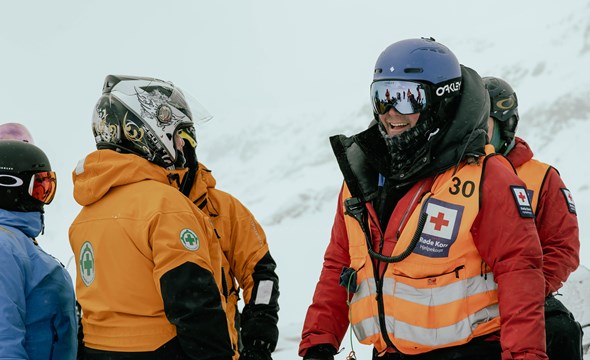 Medlemmer i Hjelpekorpset på øvelse i fjellet.
