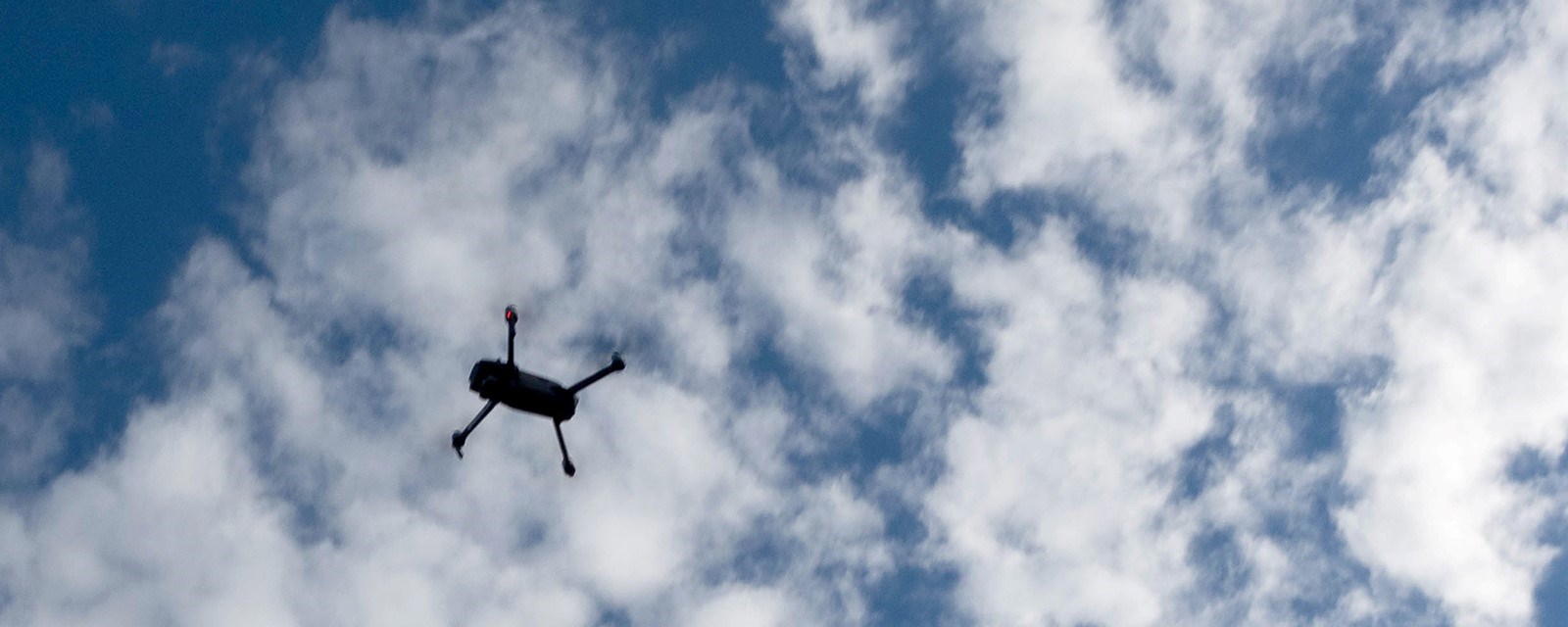 flyvende drone mot blå himmel