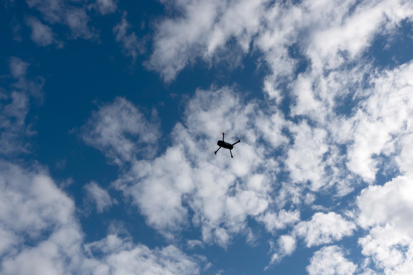 flyvende drone mot blå himmel