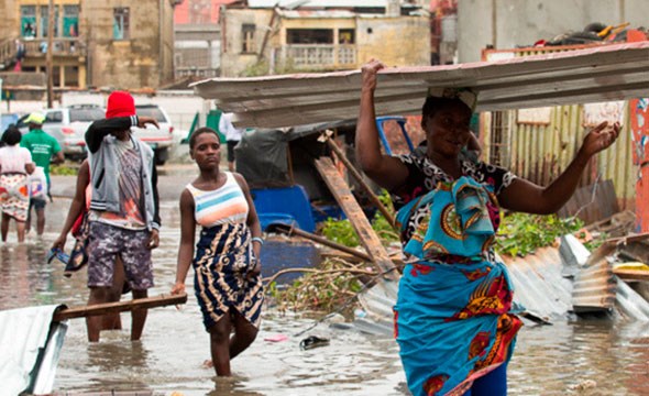 Kvinner går i vann etter syklon