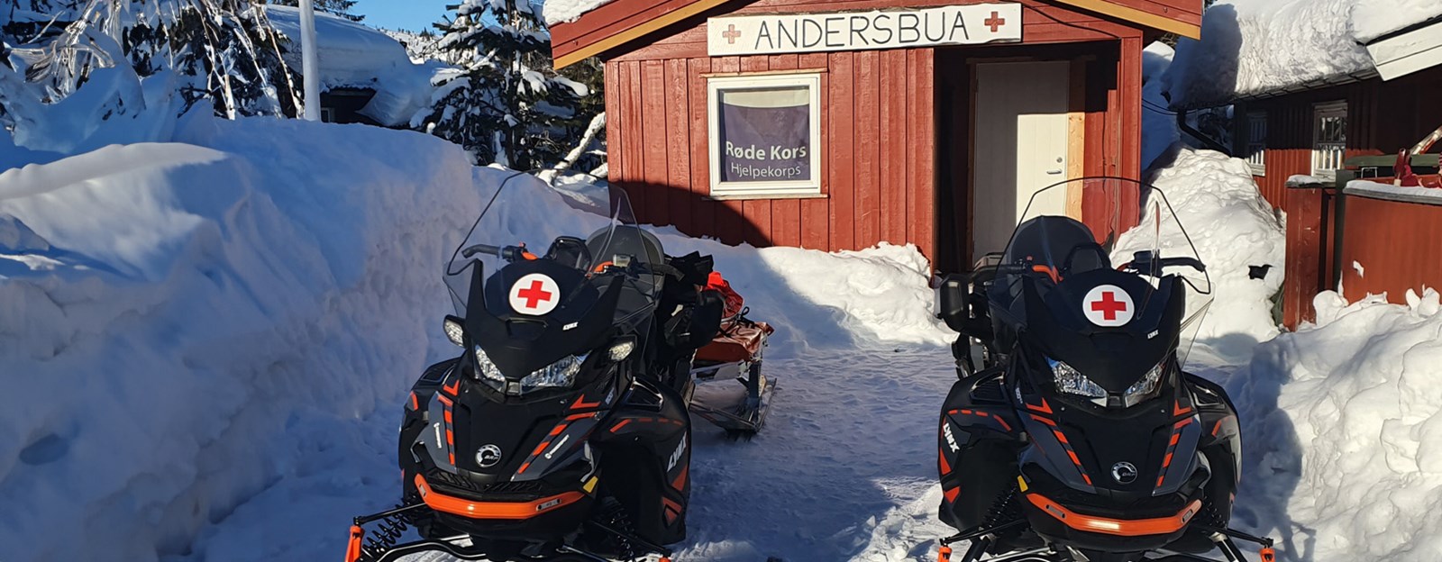 To snøscootere fra Røde Kors foran Pasienthytta på Blefjell.