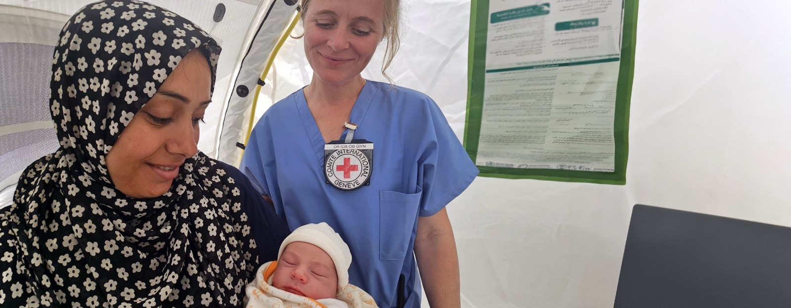 Gynekologen Ida , står sammen med en mamma som holder en nyfødt baby i armene