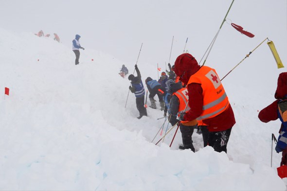 Snøskred øvelse med frivillige ute i snøen.